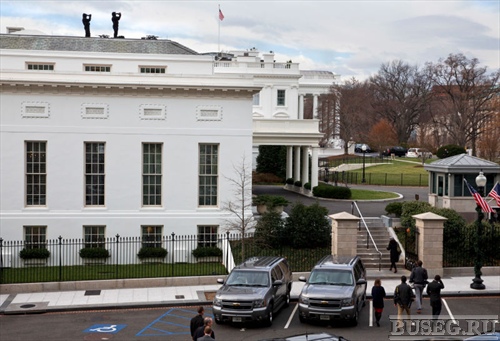 Сотрудники Секретной службы США врезались в заграждение Белого дома