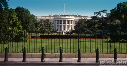 Сотрудники Секретной службы США врезались в заграждение Белого дома